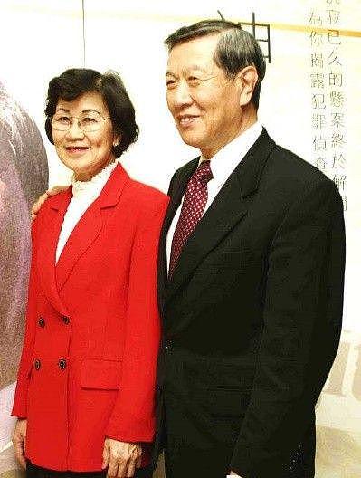 华人神探因黄昏恋被诟病：79岁发妻去世，一年后与小18岁红颜知己结婚（组图） - 4