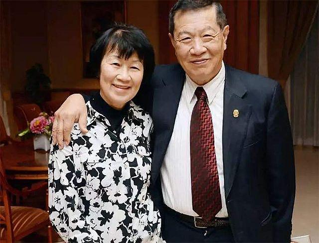 华人神探因黄昏恋被诟病：79岁发妻去世，一年后与小18岁红颜知己结婚（组图） - 11