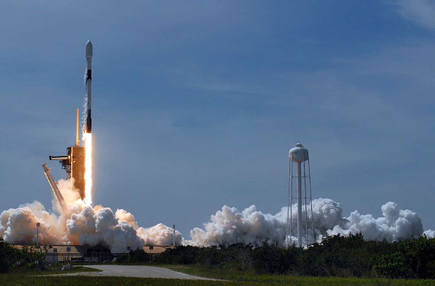 2020年4月22日，肯尼迪航天中心，Space X正在进行其星链计划的第七次卫星发射。（Getty）