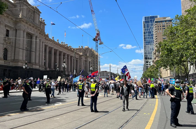 悉尼墨尔本CBD再次爆发游行示威！抗议者手举旗帜，反对强制接种（视频/组图） - 2