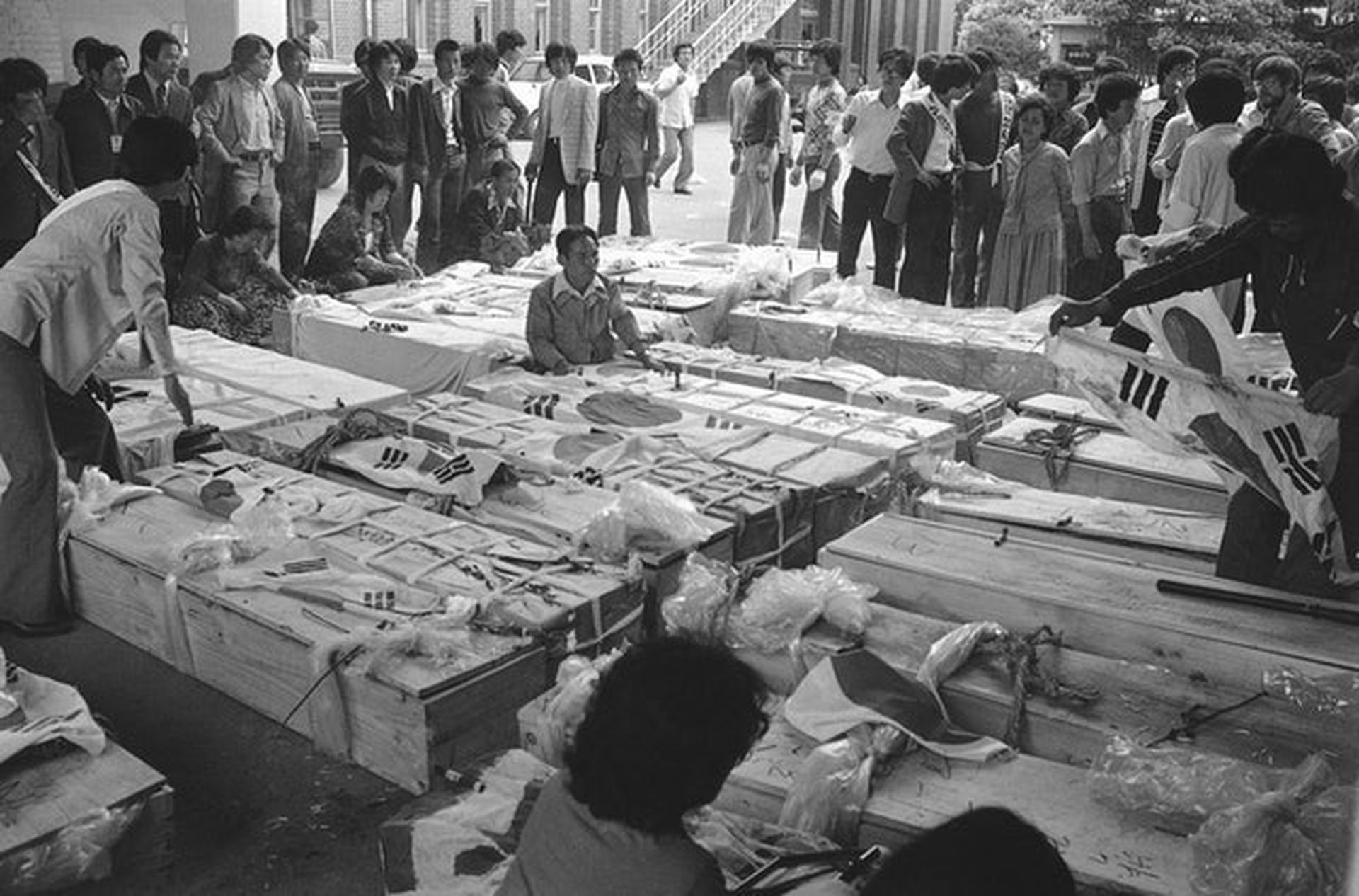 光州事件中遭射杀的多名示威者遗体，图为1980年5月23日。（AP）