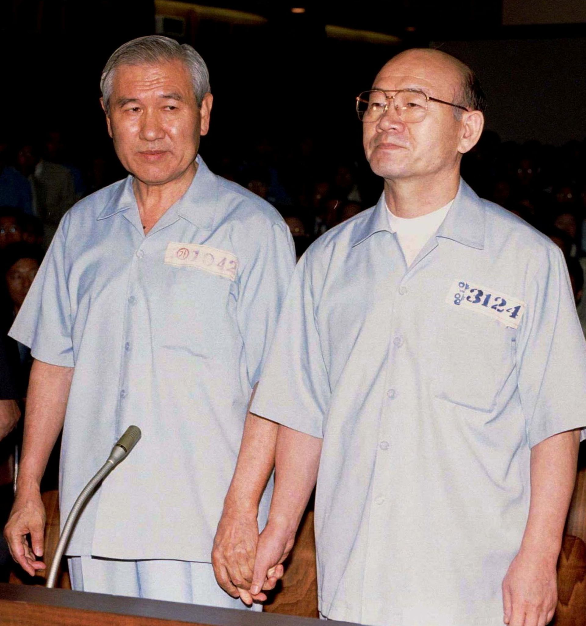全斗焕与卢泰愚手拖手受审，成为韩国人永不忘记的画面。(Reuters)