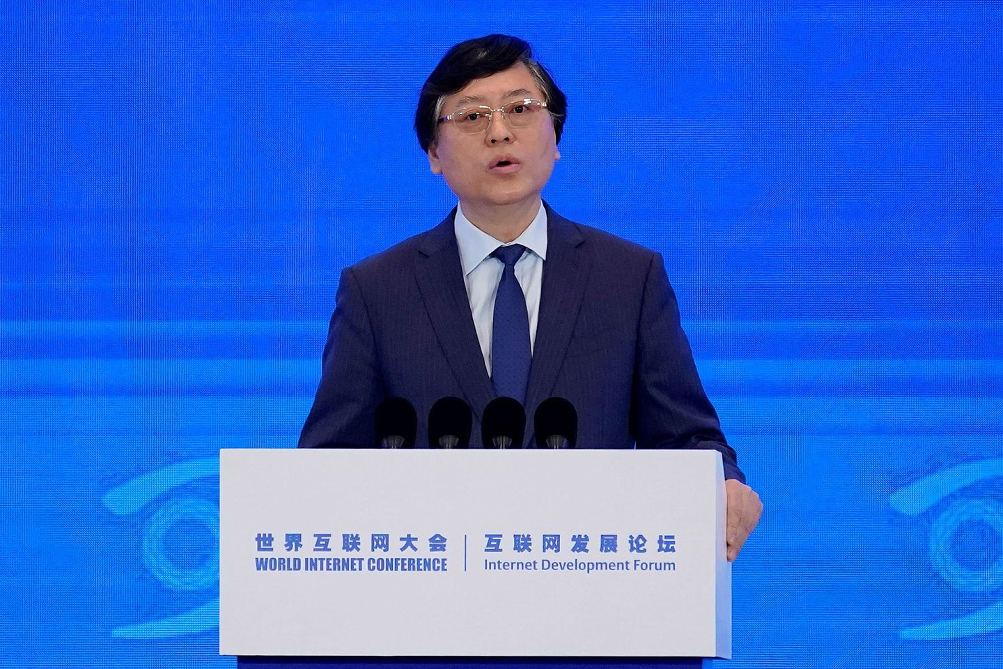 联想集团董事长兼首席执行官杨元庆有责任带领联想转型发展，补上科技研发不足的短板。（路透社）