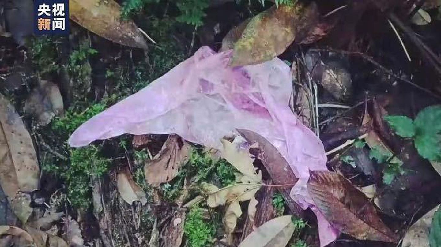 遇难者雨衣。（中国央视视频截图）