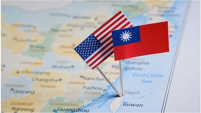 台湾和美国国旗别在地图上