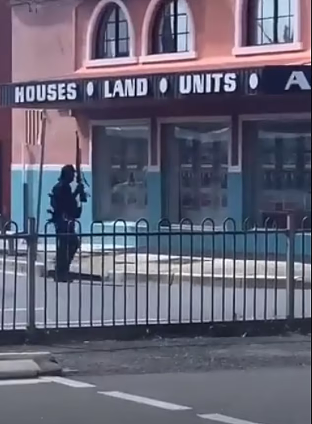 卧龙岗街头枪响！男子身穿防弹衣挥舞步枪，入店挟持人质后被捕（视频/组图） - 2