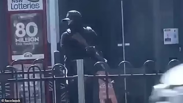 卧龙岗街头枪响！男子身穿防弹衣挥舞步枪，入店挟持人质后被捕（视频/组图） - 4