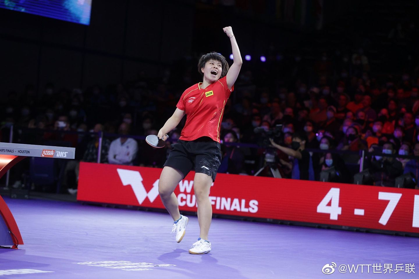 2021年11月28日，中国选手王艺迪以4比1战胜伊藤美诚后欢呼。（微博@WTT世界乒联）