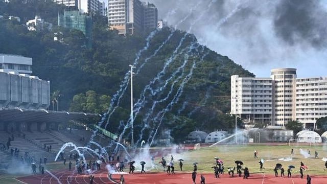 许多与香港2019年“反修例”运动相关的作品，纷纷拿下大奖引发讨论