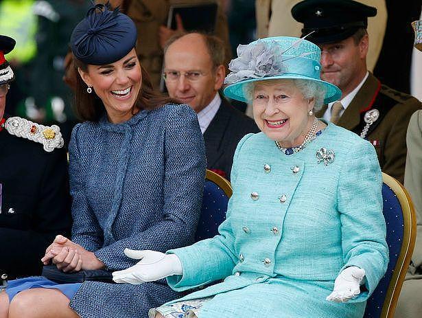 英国女王曾嫌弃凯特王妃没工作，一瓶酸辣酱拉近两人距离（组图） - 1