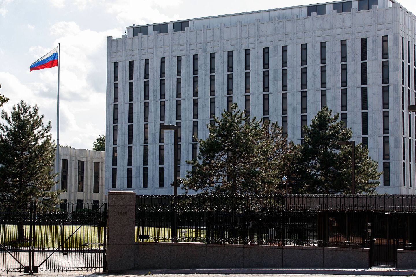2018年8月8日，媒体拍摄位于美国首都华盛顿的俄罗斯驻美国大使馆的外景。（新华社）