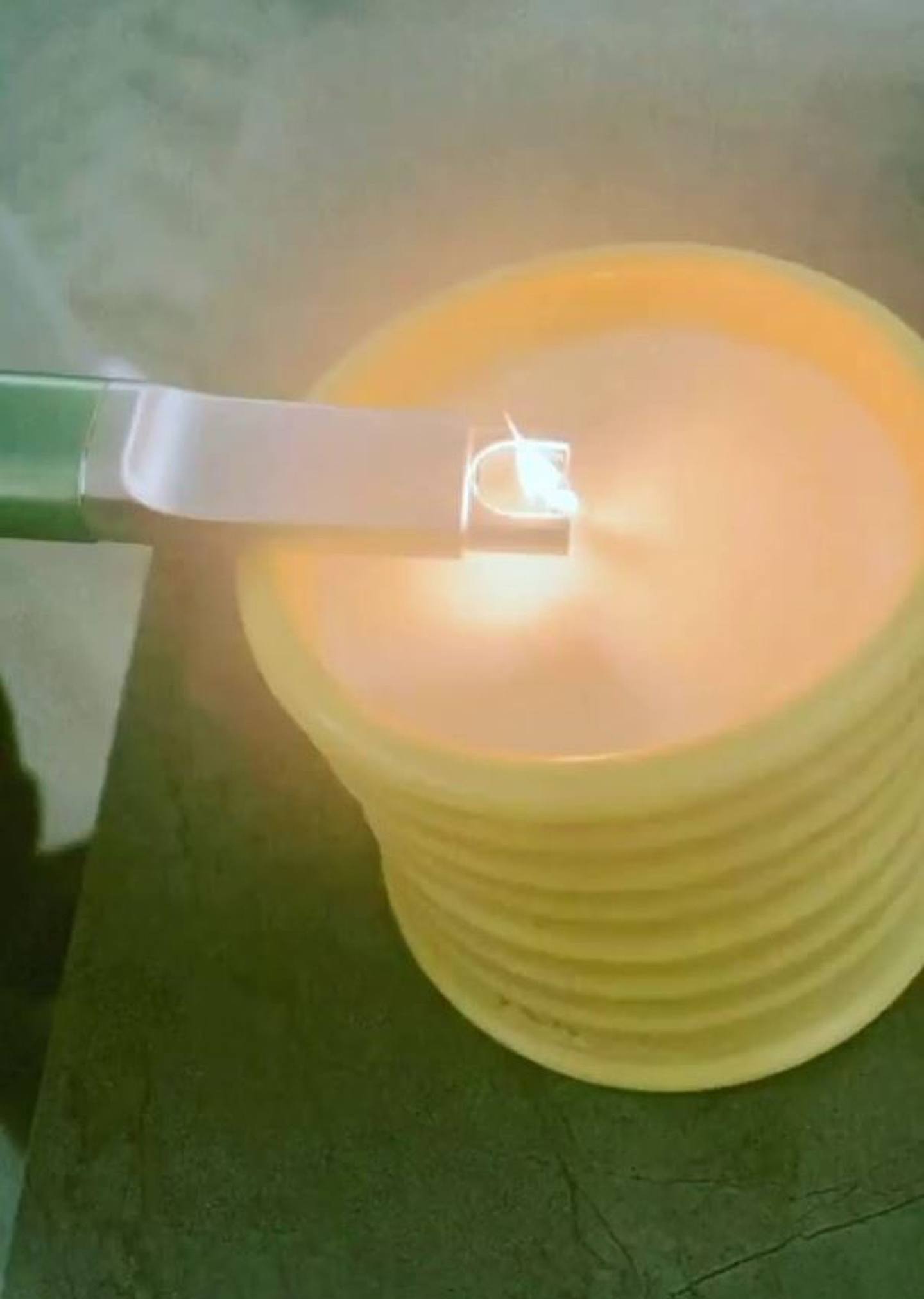 Fiona薛凯琪上载有人以电弧打火机点燃蜡烛的片段。 （IG：@physit）