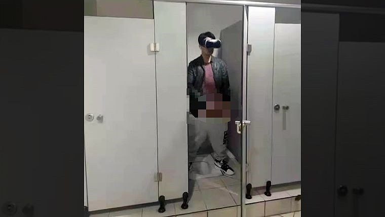 男大生没留意到门没关好，直接在厕所手淫被拍下疯传。 翻摄自微博