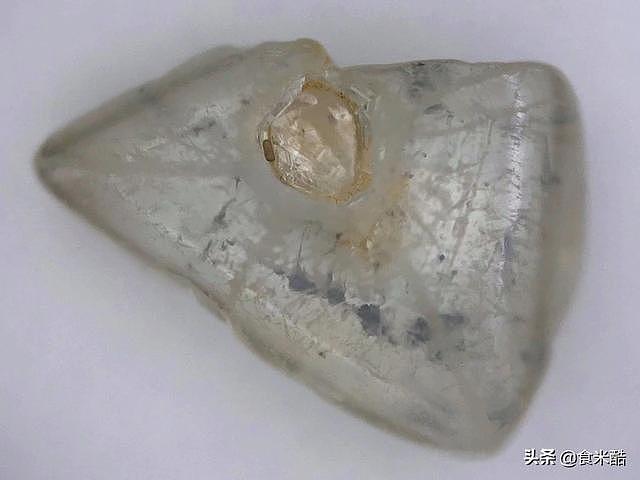 澳洲发现极其罕见的双钻石！专家：形成于14亿年前，距地球表面200公里（图） - 1