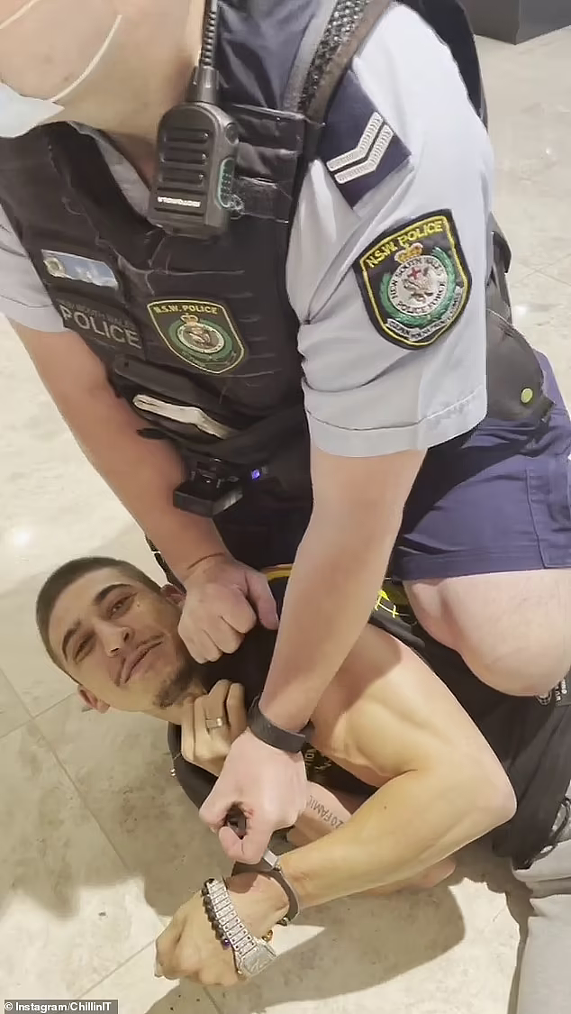 澳歌手不戴口罩提供假名被捕，多次反抗被摔地上！嘲笑警方“太弱”（视频/组图） - 2