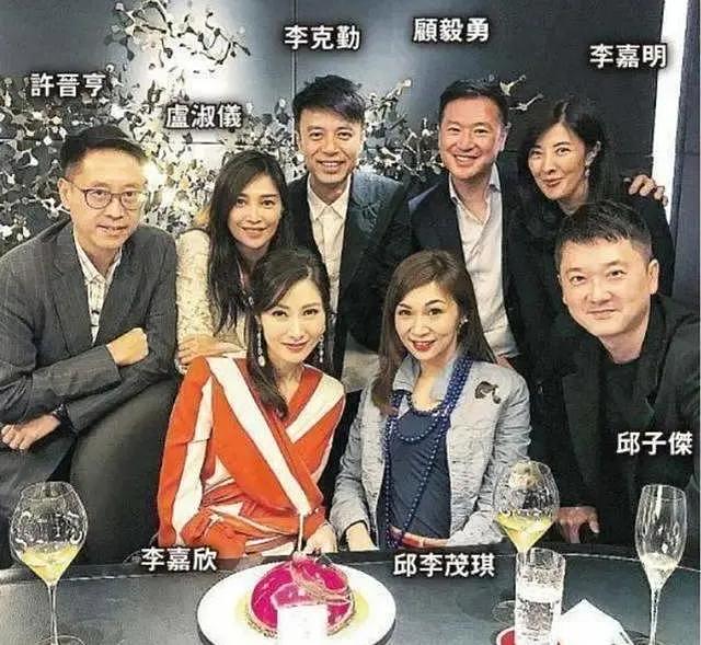 港姐李嘉欣与闺蜜聚会，身穿皮草显贵气，和李克勤老婆同框比美（组图） - 7