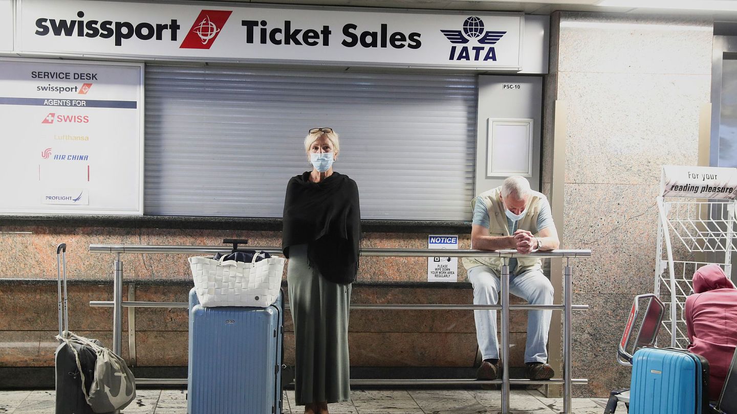 11月28日，新冠病毒变种病毒株Omicron在非洲爆发，数间航空公司在疫情下取消从南非出发的航班，旅客在约翰内斯堡的机场等候航班消息。（Reuters）