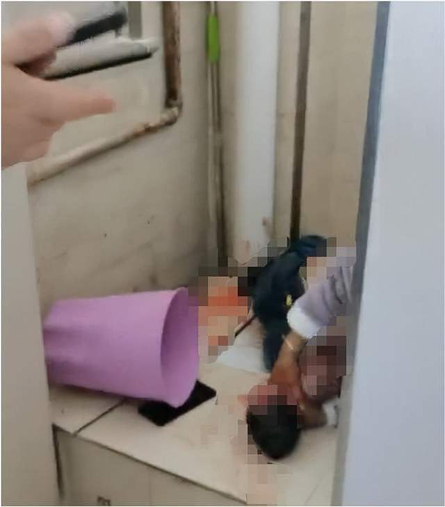 哈尔滨一女学生厕所产子画面曝光！产后用手掐婴儿脖子，地上全是血，看得触目惊心（视频/组图） - 4