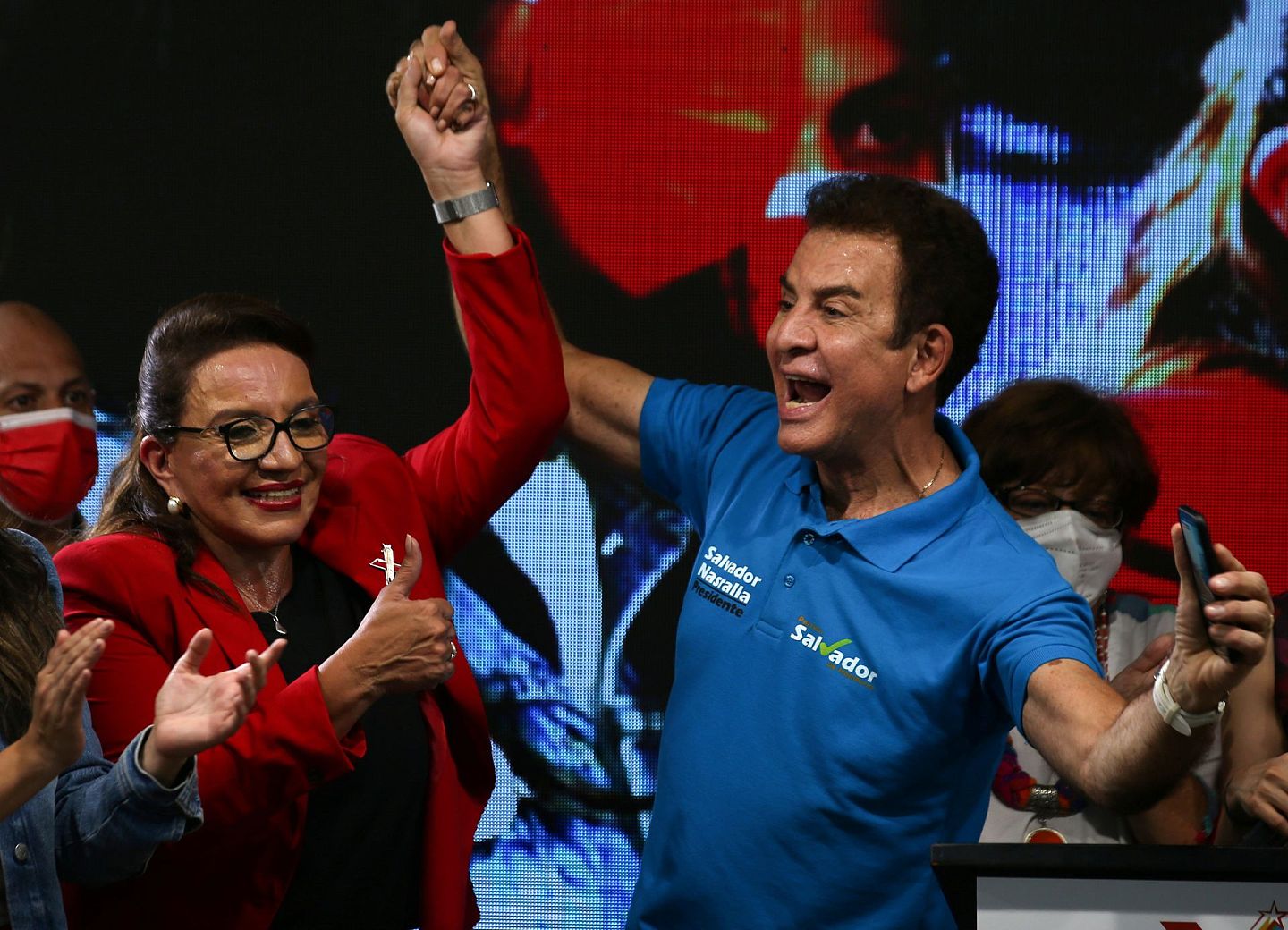 2021年11月28日，在洪都拉斯特古西加尔巴（Tegucigalpa），自由和重建党总统候选人卡斯特罗（左）和副总统候选人纳斯鲁拉（Salvador Nasrala，右）在大选结束后欢呼。（Reuters）