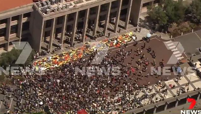 西澳爆发千人抗议！聚集议会大厦，举牌反对强制接种（组图） - 2