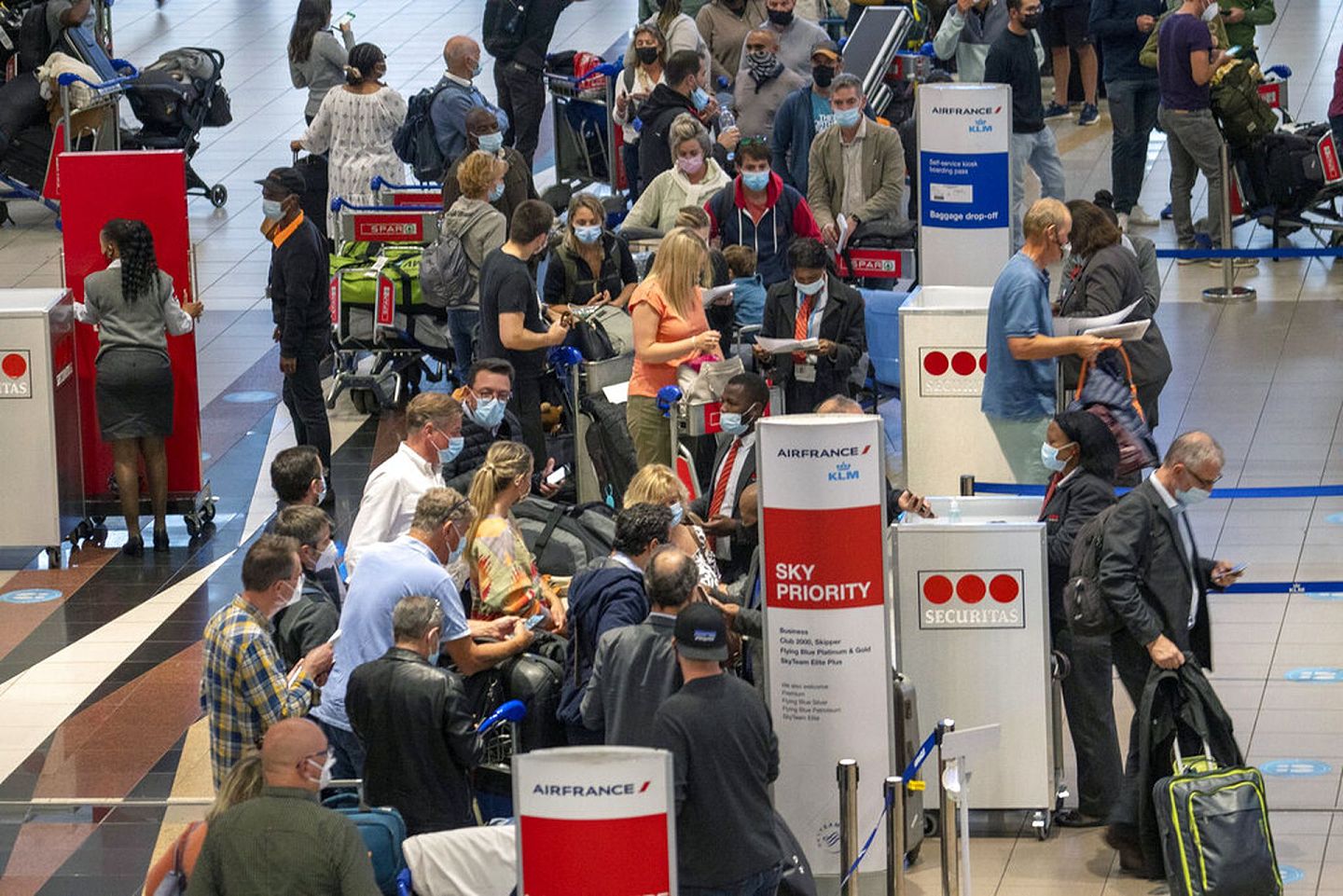 旅客涌入南非机场，准备离境。（AP）