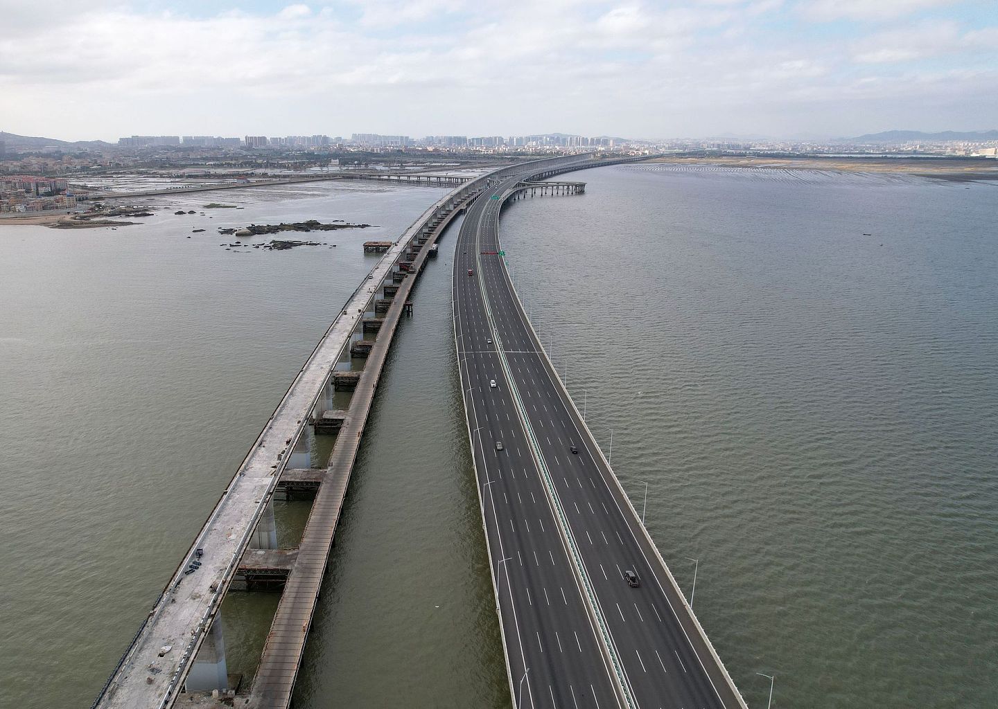 2021年11月30日，中国首座跨海高速铁路桥——福厦高铁泉州湾跨海大桥实现全桥贯通。（视觉中国）