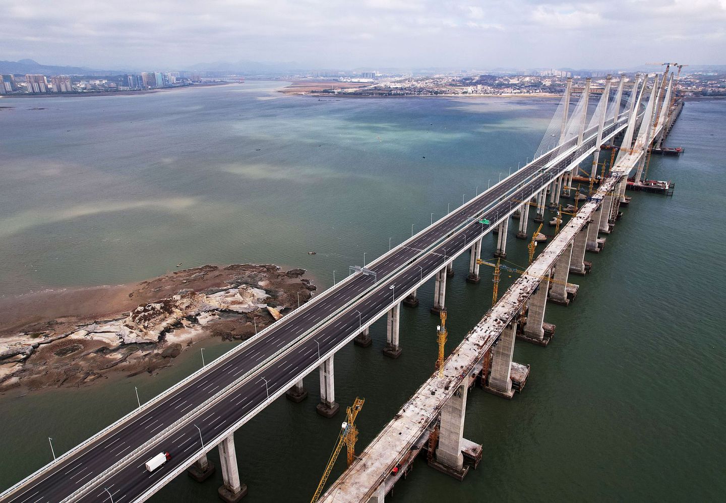 2021年11月30日，随着引桥中跨合龙段最后25.4立方米混凝土浇筑完成，福厦高铁泉州湾跨海大桥成功实现全桥贯通。（视觉中国）