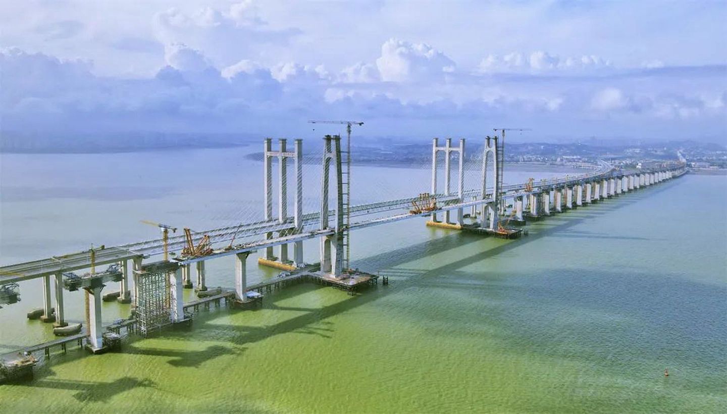 中国首条跨海高铁——福厦高铁泉州湾跨海大桥主桥合龙。（微信＠中国铁路）