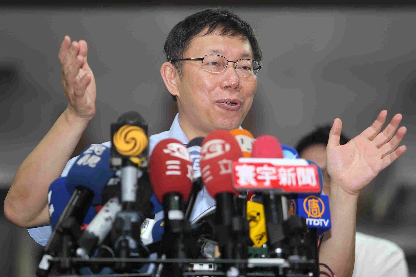 2015年8月4日，台北市长柯文哲（图）接受中国大陆媒体专访时表示，对陆方指九二共识是两岸和平发展基础，他了解且尊重。当日有媒体问他是否已较了解“九二共识”内容？柯文哲说“很难回答”。（中央社）