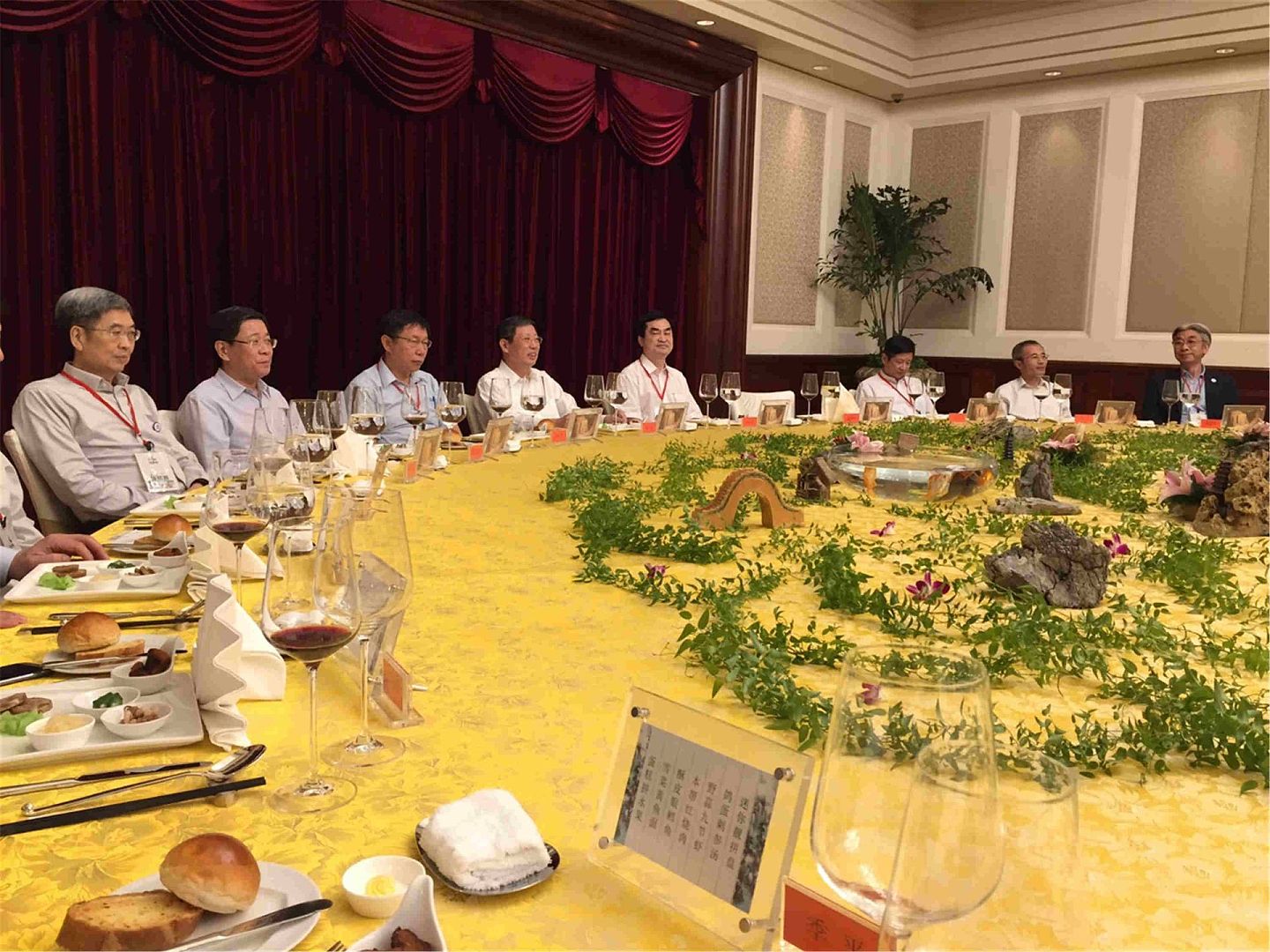 2015年8月17日，时任上海市长杨雄（左四）晚间宴请台北市长柯文哲（左三）时，提起“九二共识”，柯文哲仅表示尊重，并重申“一五新观点”。（台北市政府供图）
