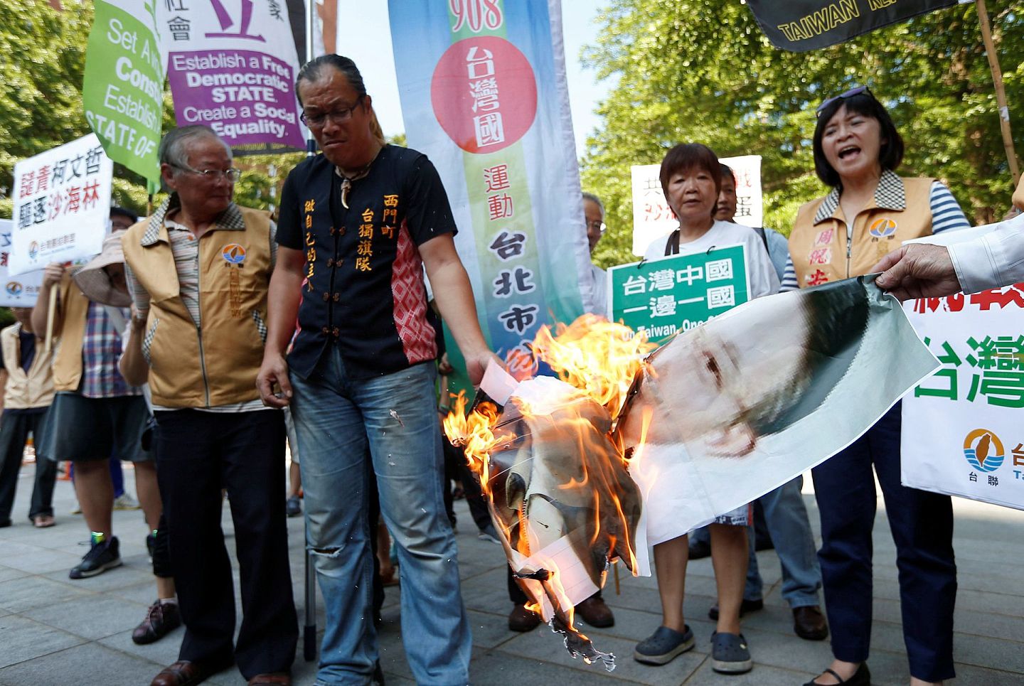 2016年8月23日，台湾团结联盟成员抗议时任中共上海市委员会常委、上海市委统战部长沙海林与台北市长柯文哲出席双城论坛并烧毁照片。（Reuters）