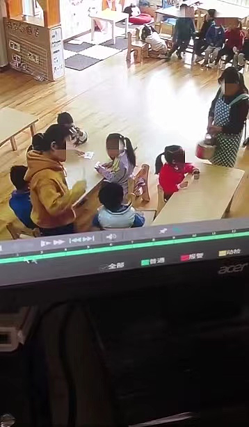 敲头抽耳光灌水？上海一幼儿园老师殴打幼儿，教育局回应了