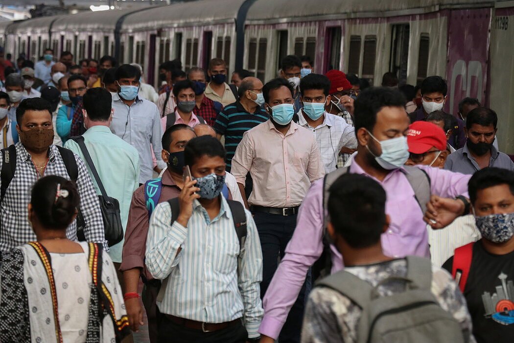 印度孟买火车站的通勤者。