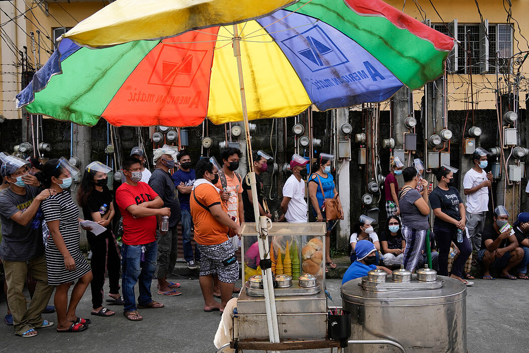菲律宾人在奎松市等待接种疫苗。