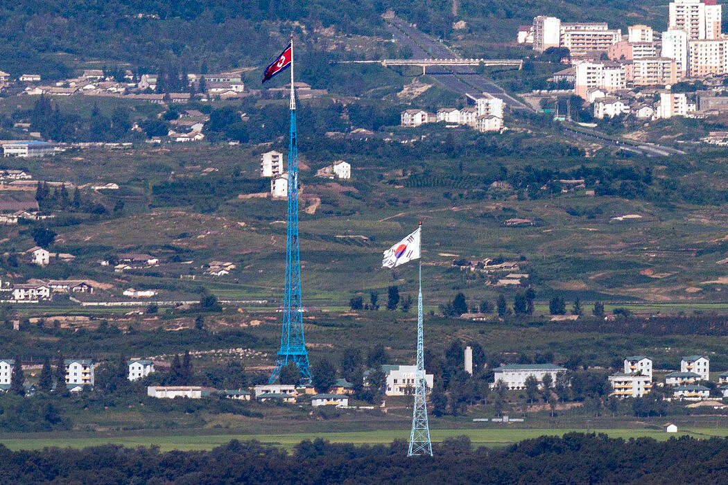 8月，在韩国坡州附近的朝韩边界上，朝鲜（远）和韩国（近）的旗帜在风中飘扬。