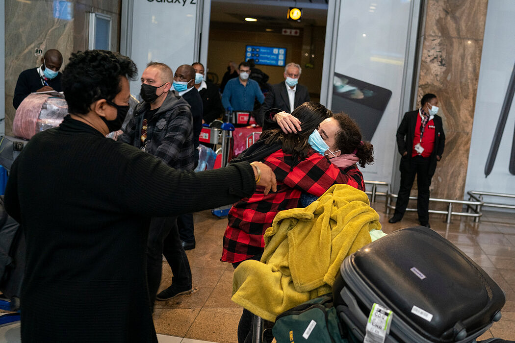 周六，约翰内斯堡奥利弗·坦博国际机场回到南非的旅客。