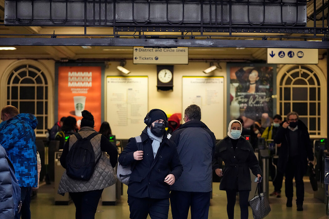 周二，伦敦圣殿地铁站。英国官员称，他们预计奥密克戎感染将会增加。