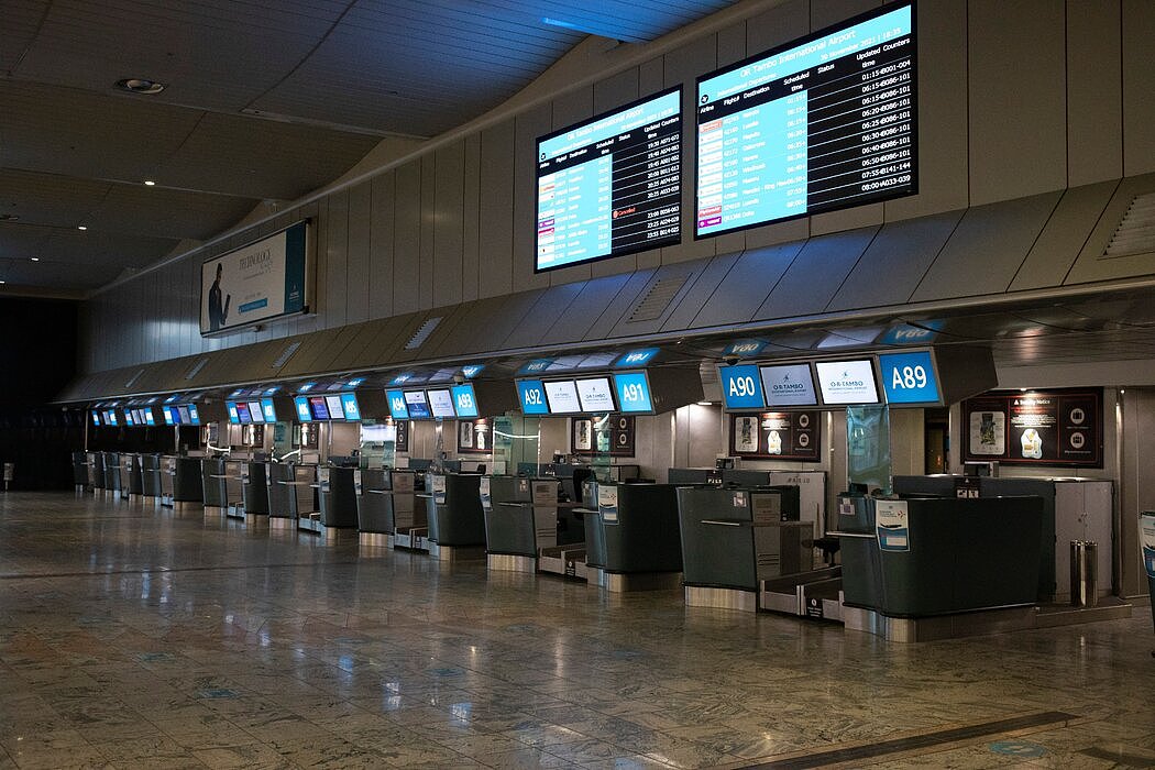 周二，多架航班被取消之后，奥利弗·坦博国际机场关闭的值机柜台。