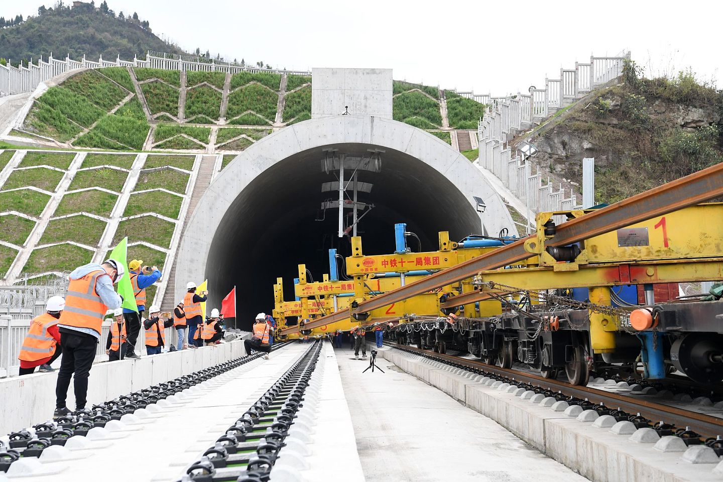 2021年3月17日，跨线铺轨技术在郑万高铁重庆段正式运用。（ 新华社）