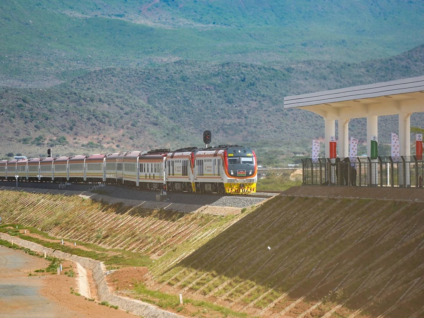 2019年10月16日，由企业承建的肯尼亚内罗毕－马拉巴标轨铁路（内马铁路）一期工程建成通车。（新华社）