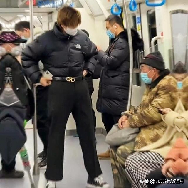 地铁里男子玩高端操作，为秀刚买的名贵腰带，硬将羽绒服塞裤子里