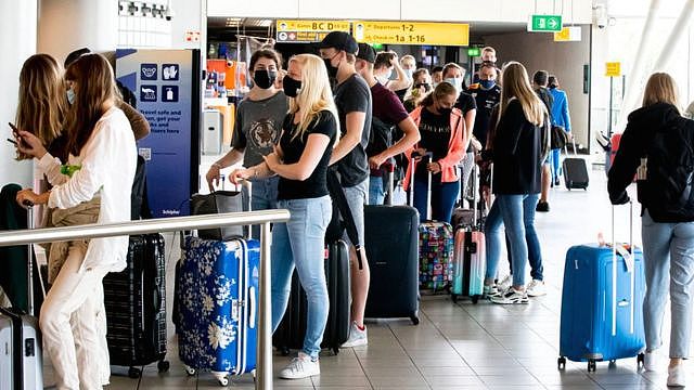 荷兰阿姆斯特丹斯希普霍尔机场内排队等候办理值机的旅客（12/7/2021）