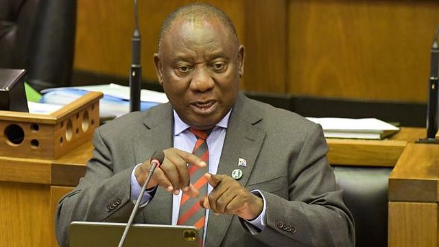 南非总统拉马福萨在开普敦国民议会内发言（25/11/2021）
