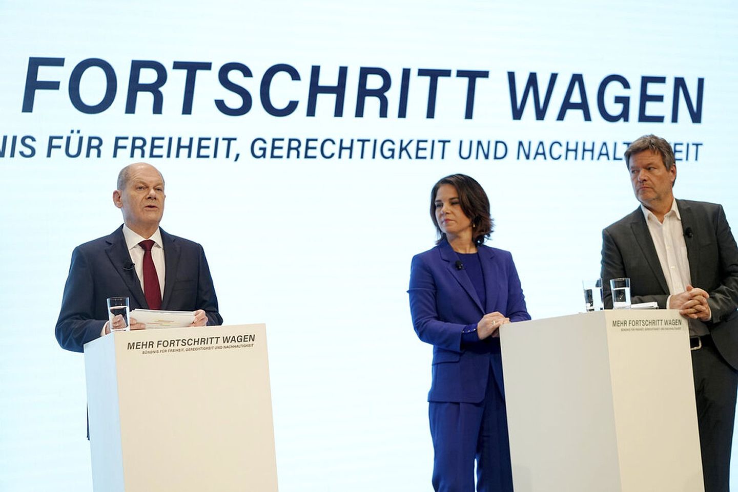 2021年11月24日，在德国柏林举行的联合新闻发布会上，社会民主党总理候选人肖尔茨（左）与绿党领导人贝尔博克（中）站在一起。（AP）