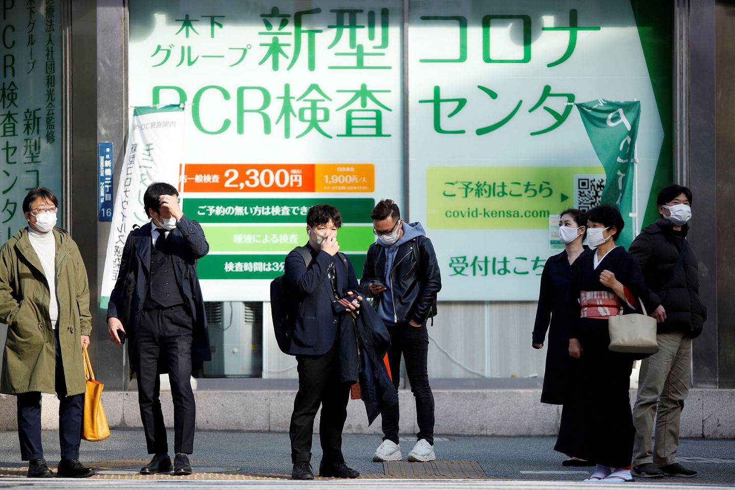 图为11月30日，日本东京街上，一个新冠PCR检测的海报。（Reuters）