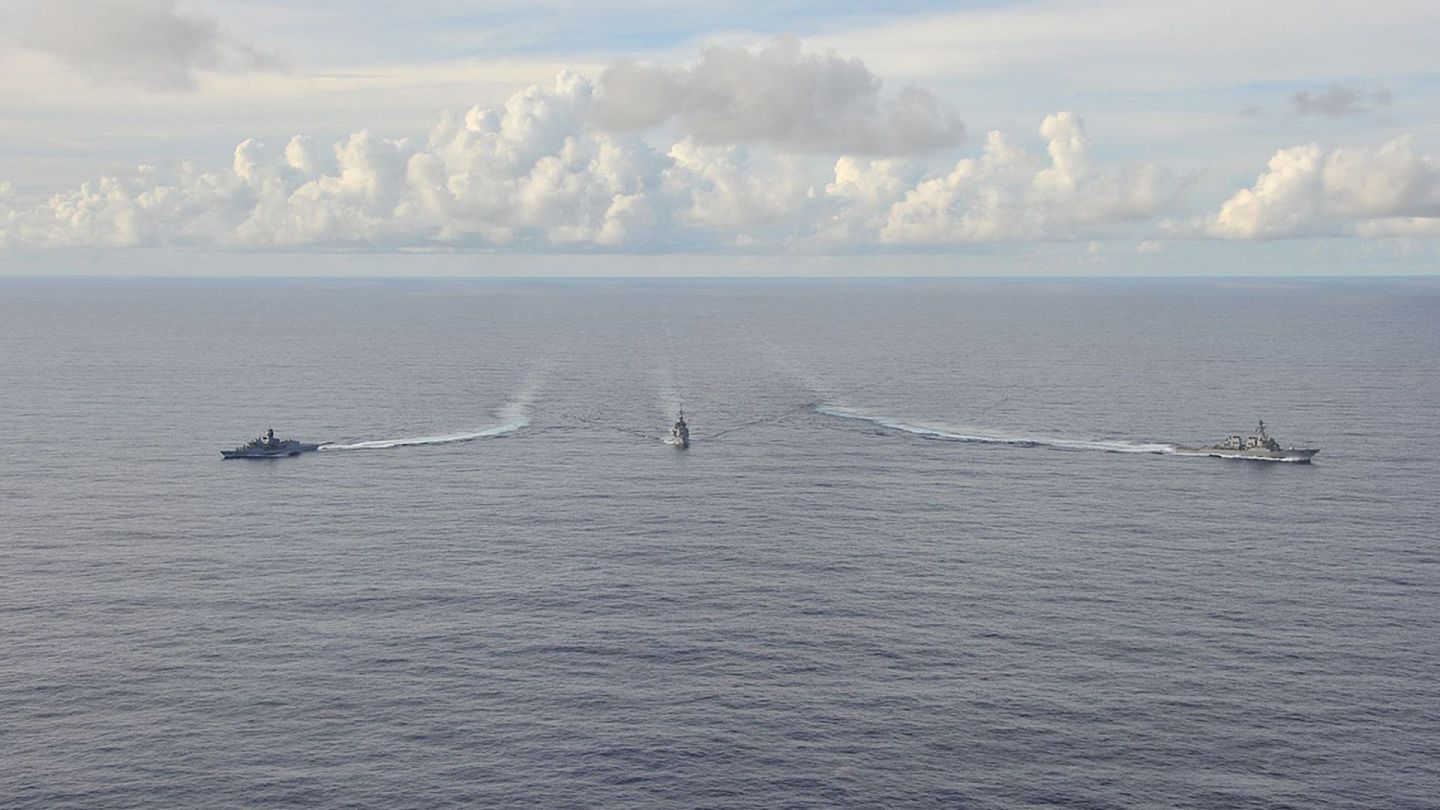 2020年10月19日至20日，美国、日本与澳大利亚三国海军在南海举行了三边海军演习。（Twitter@USPacificFleet）