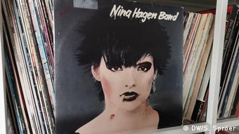 Plattencover Nina Hagen Band vor Platten-Regal