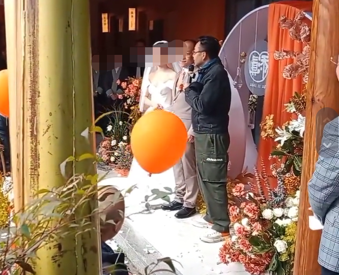 汪涵杨乐乐参加亲戚婚礼，7岁儿子罕露面，身材颀长颜值出众