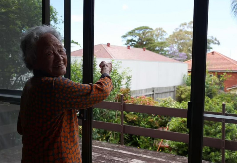 Eastwood民宅竖起近4米高墙，引发邻里矛盾！98岁华人老妪：隔壁朝我家扔垃圾