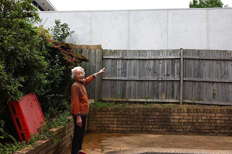 澳华人区民宅竖起近4米高墙引发邻里矛盾！98岁华人老妪：隔壁朝我家扔垃圾（组图） - 4
